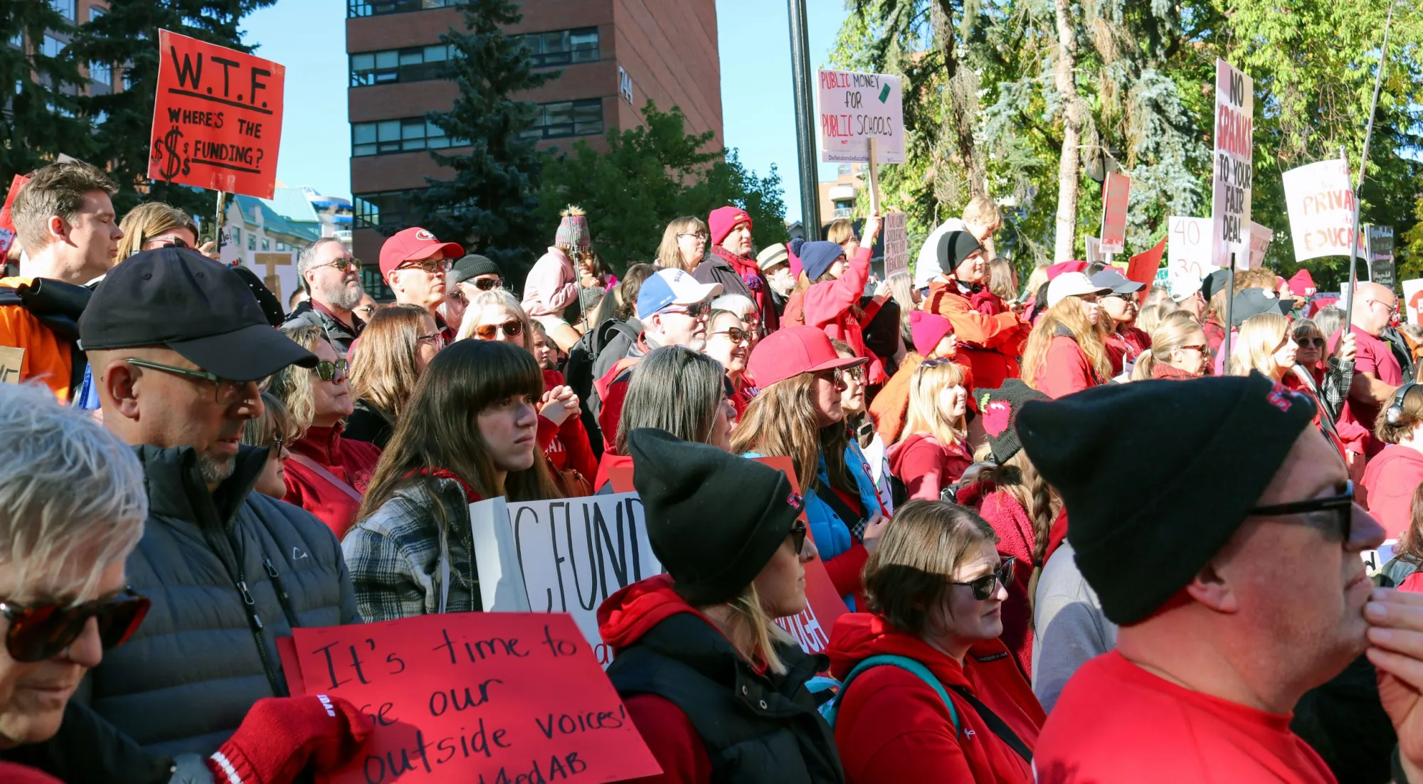 Thousands of Romanian teachers protest government